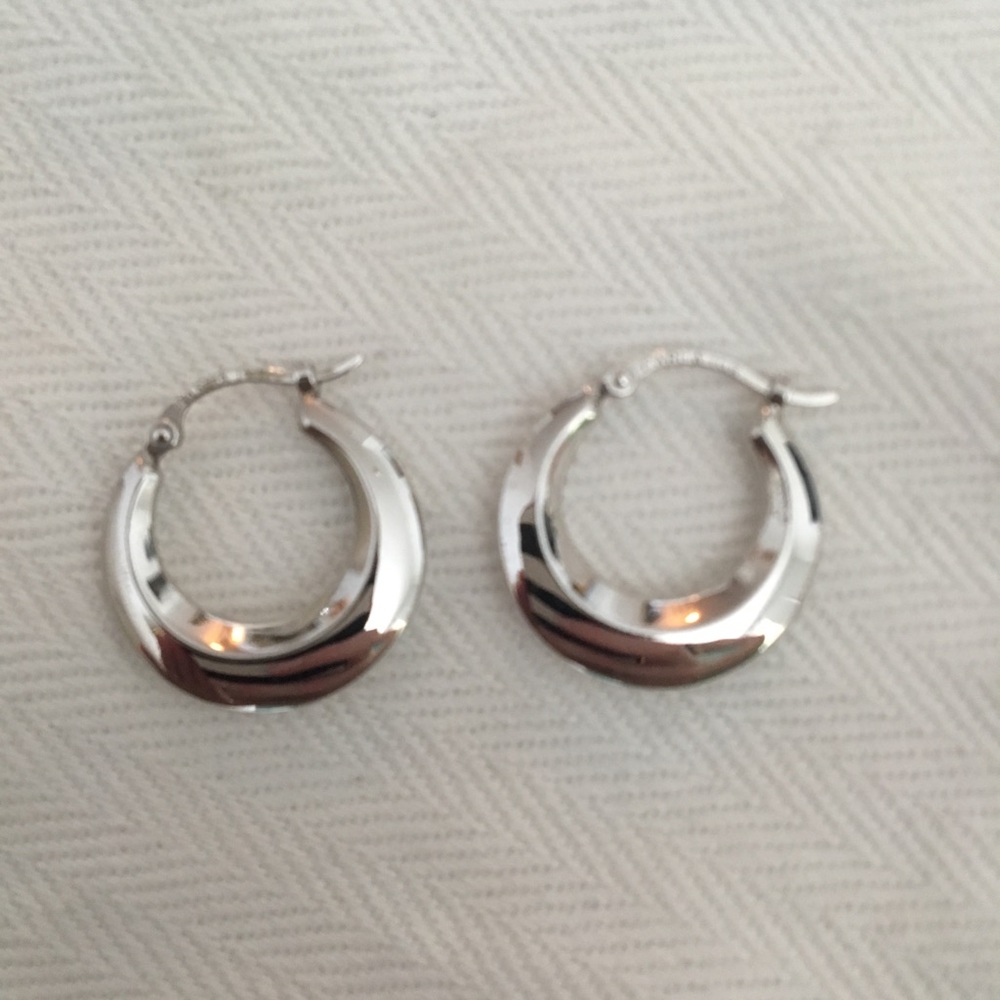 NWOT Shiny Oval White Gold Hoop Earrings